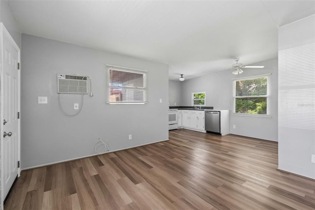 For Sale: $225,000 (2 beds, 1 baths, 594 Square Feet)