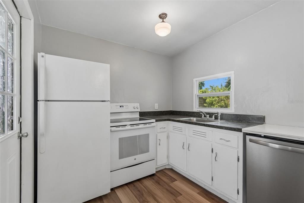 For Sale: $225,000 (2 beds, 1 baths, 594 Square Feet)