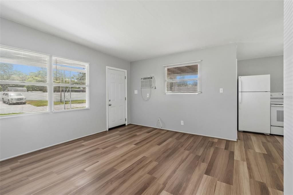 For Sale: $225,000 (2 beds, 1 baths, 594 Square Feet)