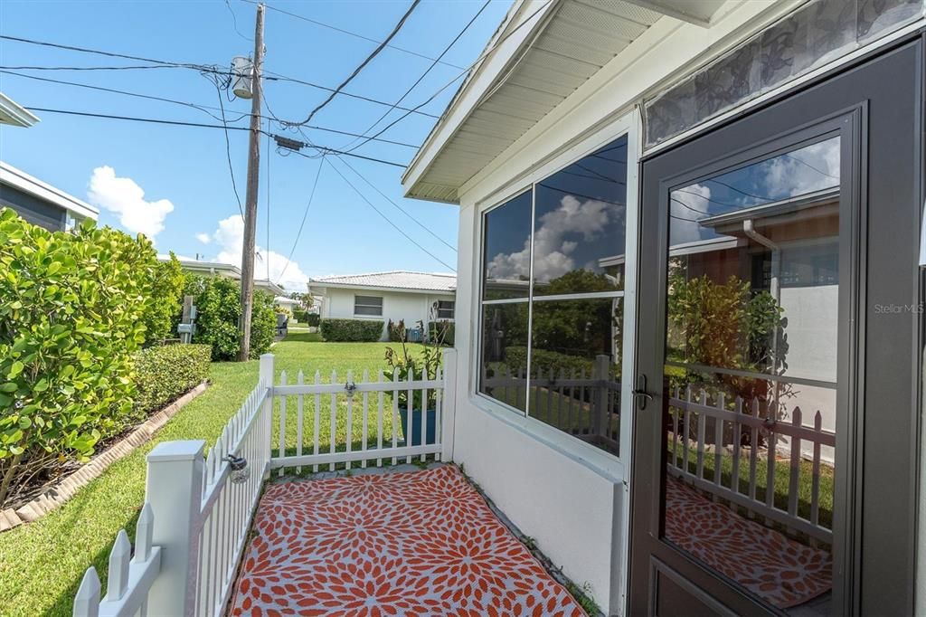 For Sale: $242,000 (2 beds, 1 baths, 1056 Square Feet)