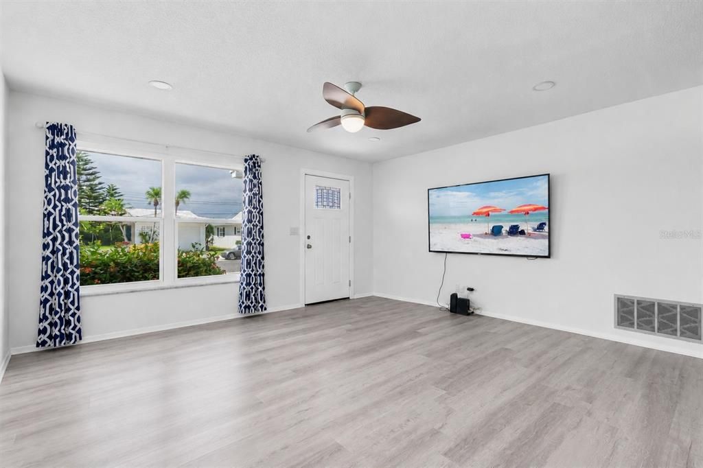 For Sale: $242,000 (2 beds, 1 baths, 1056 Square Feet)