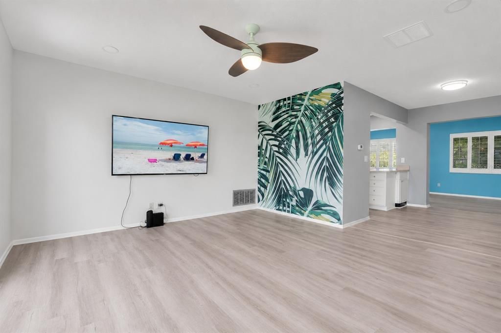 For Sale: $242,000 (2 beds, 1 baths, 1056 Square Feet)