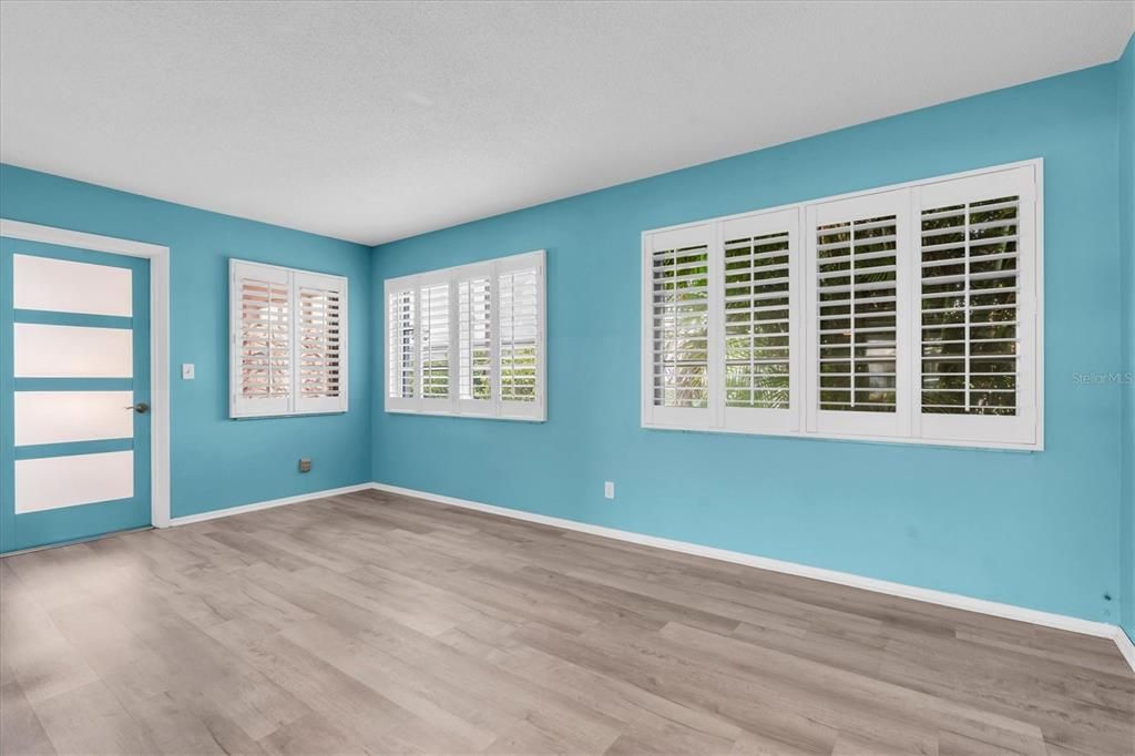 For Sale: $242,000 (2 beds, 1 baths, 1056 Square Feet)