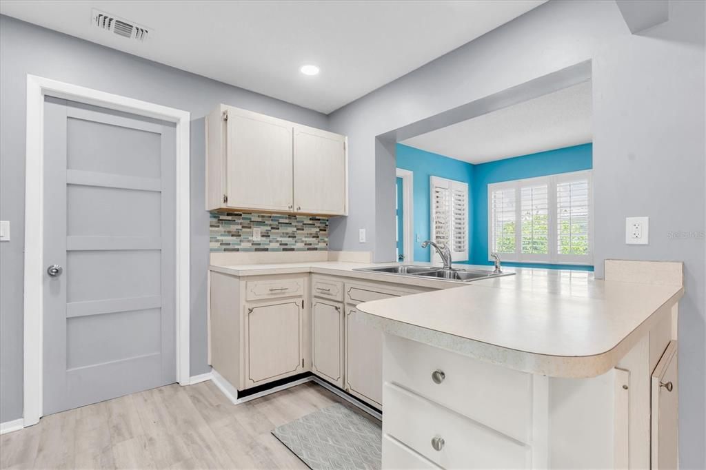For Sale: $242,000 (2 beds, 1 baths, 1056 Square Feet)