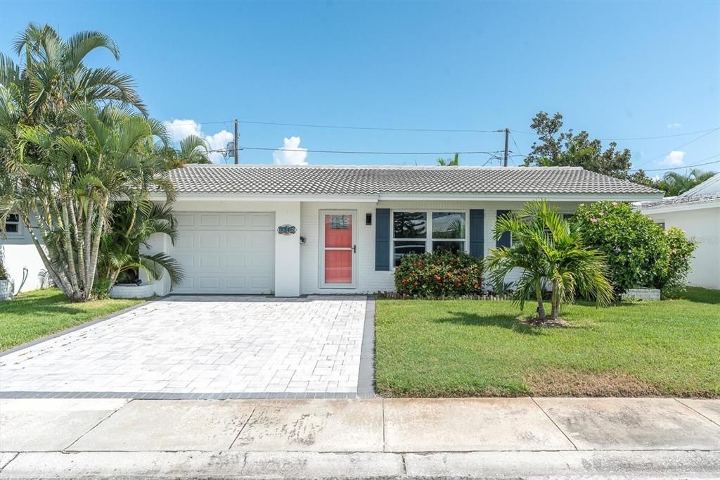For Sale: $242,000 (2 beds, 1 baths, 1056 Square Feet)