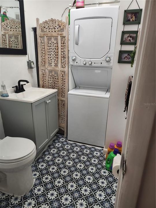 For Sale: $242,000 (2 beds, 1 baths, 1056 Square Feet)