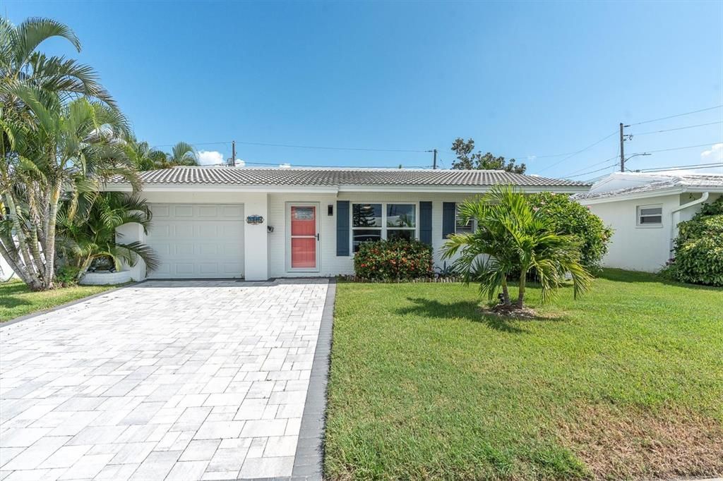 For Sale: $242,000 (2 beds, 1 baths, 1056 Square Feet)