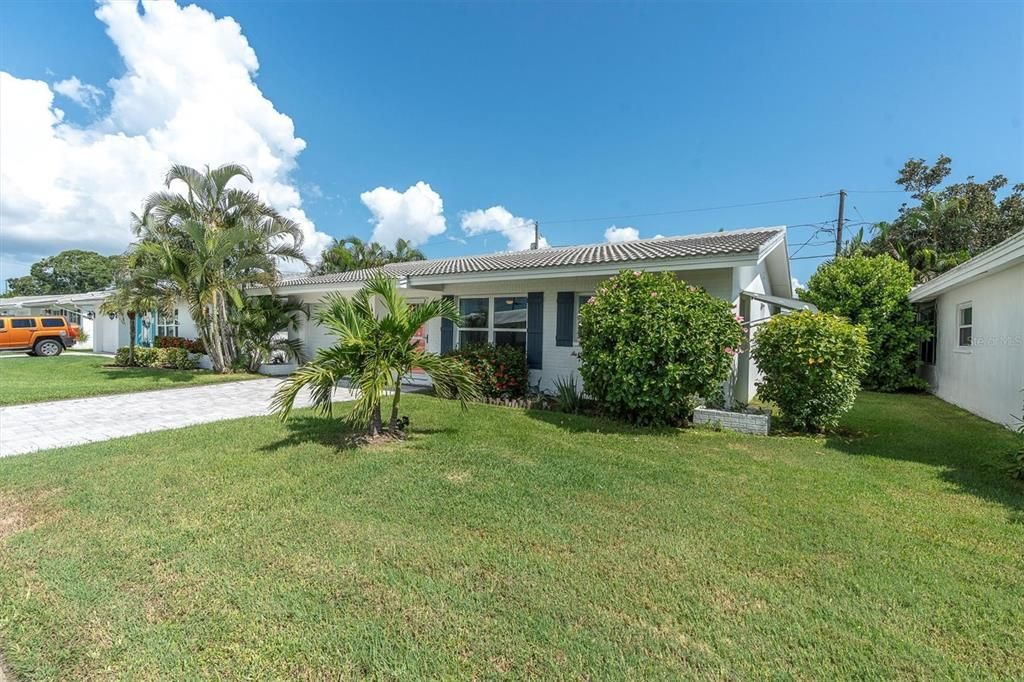 For Sale: $242,000 (2 beds, 1 baths, 1056 Square Feet)