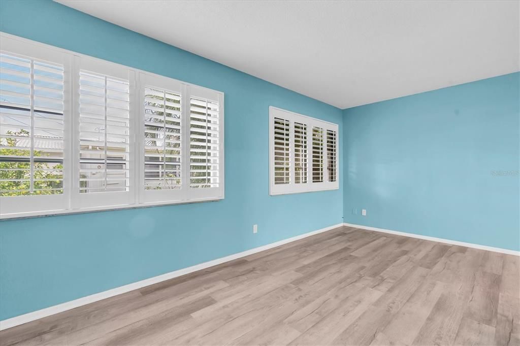 For Sale: $242,000 (2 beds, 1 baths, 1056 Square Feet)