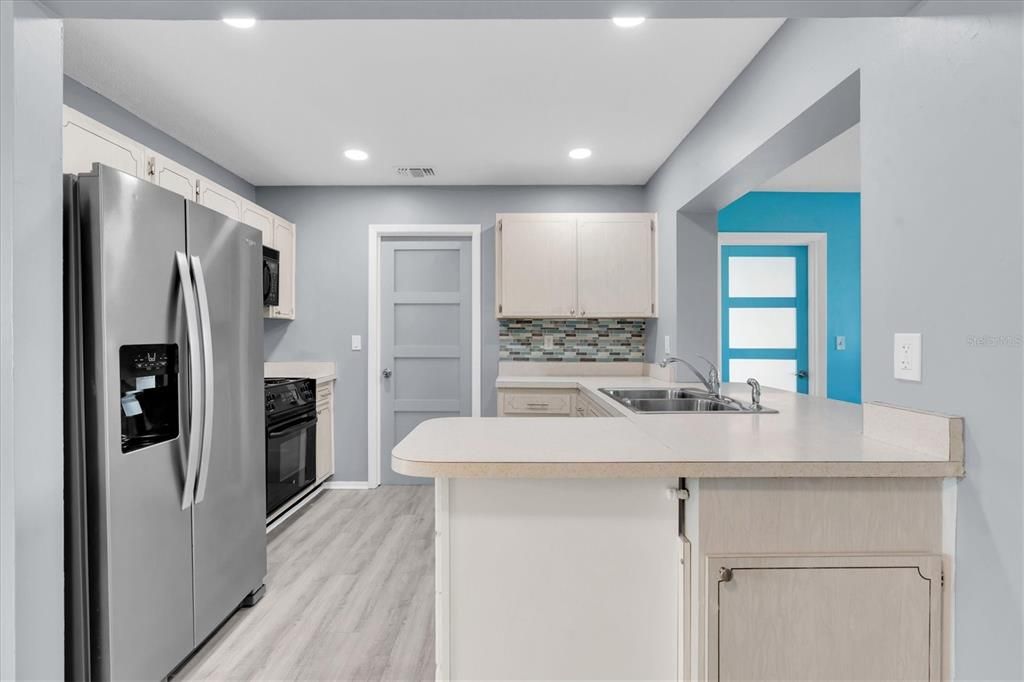 For Sale: $242,000 (2 beds, 1 baths, 1056 Square Feet)