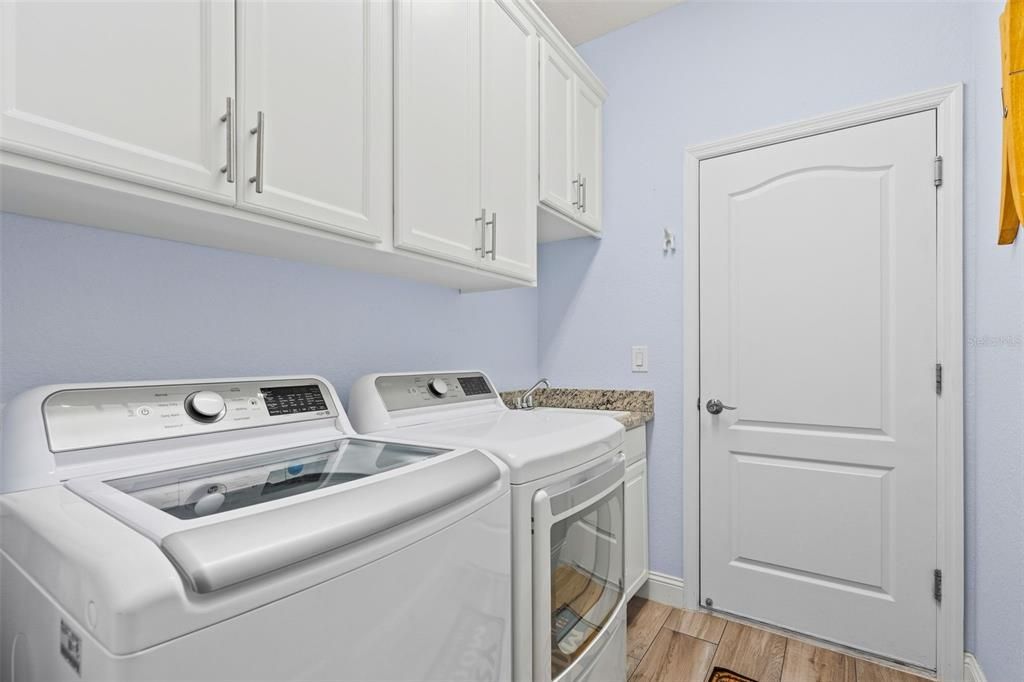 En Venta: $849,000 (3 camas, 3 baños, 2448 Pies cuadrados)