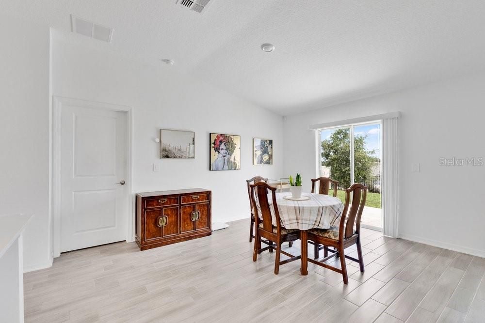 For Sale: $280,000 (3 beds, 2 baths, 1560 Square Feet)