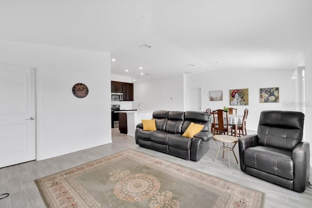 For Sale: $280,000 (3 beds, 2 baths, 1560 Square Feet)