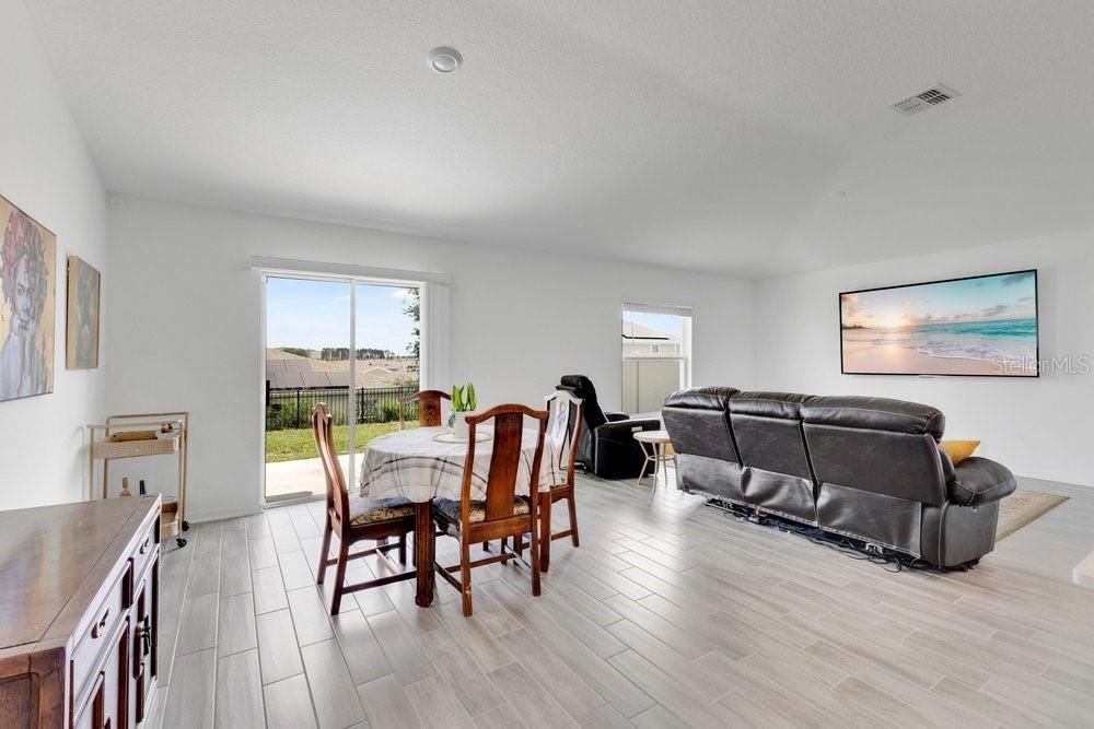 For Sale: $280,000 (3 beds, 2 baths, 1560 Square Feet)