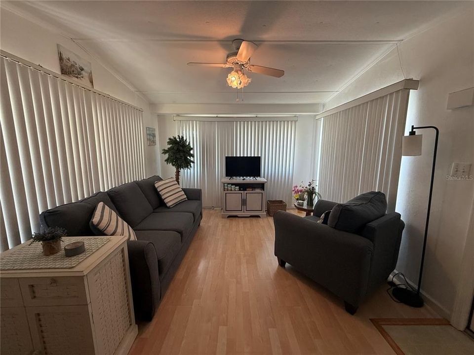 For Sale: $67,500 (1 beds, 1 baths, 528 Square Feet)