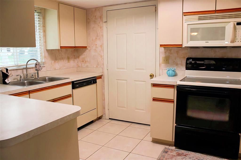 For Sale: $179,999 (2 beds, 2 baths, 1092 Square Feet)