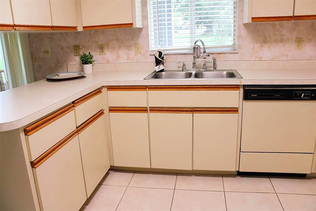 For Sale: $179,999 (2 beds, 2 baths, 1092 Square Feet)