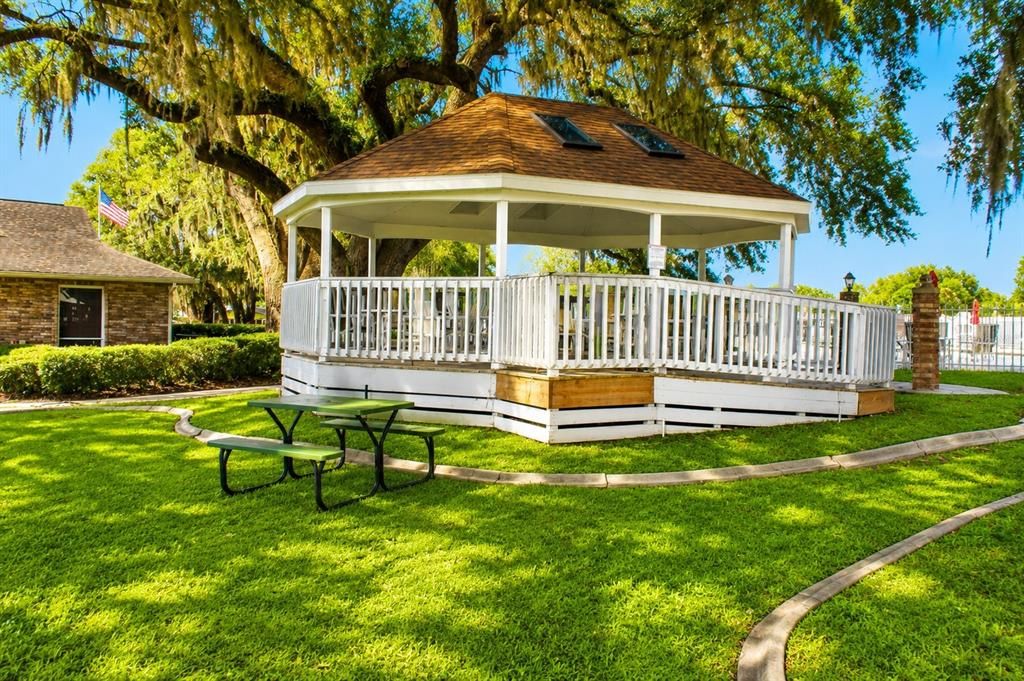 For Sale: $179,999 (2 beds, 2 baths, 1092 Square Feet)