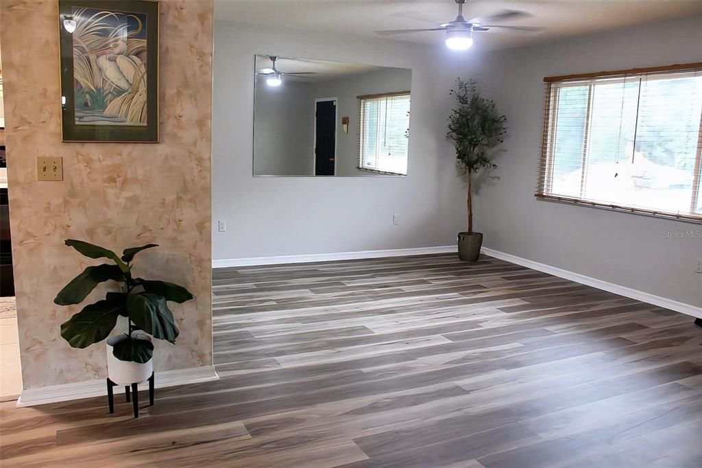 For Sale: $179,999 (2 beds, 2 baths, 1092 Square Feet)
