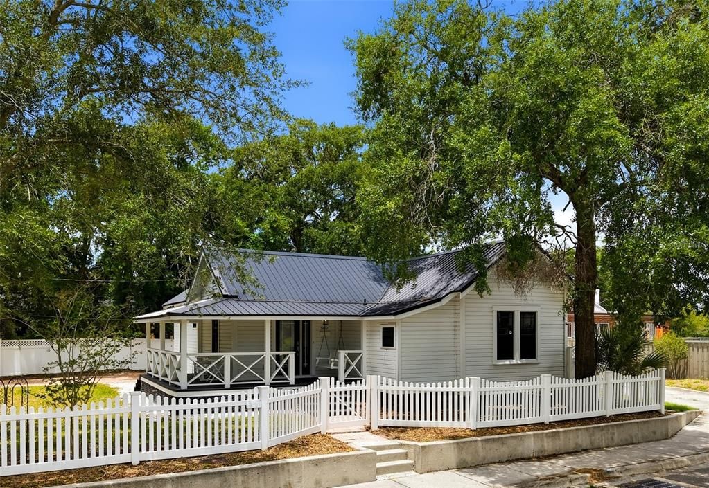 For Sale: $525,000 (3 beds, 2 baths, 1227 Square Feet)