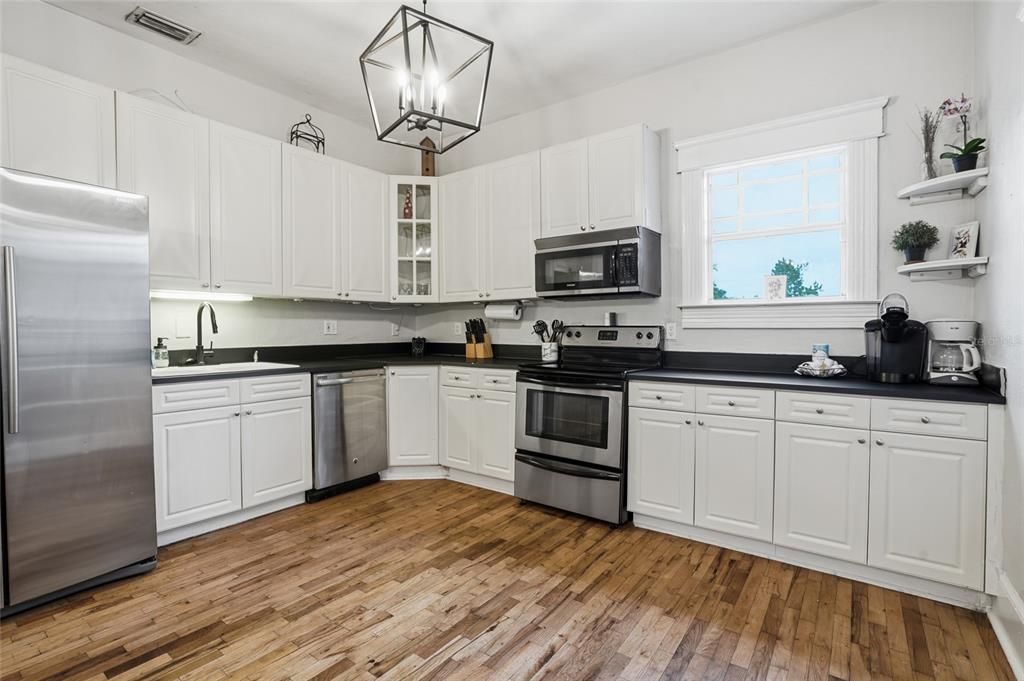 For Sale: $525,000 (3 beds, 2 baths, 1227 Square Feet)