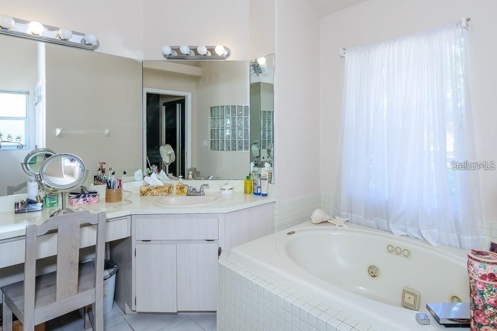 For Rent: $2,700 (3 beds, 2 baths, 1908 Square Feet)