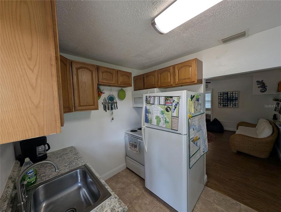 Active With Contract: $159,900 (2 beds, 1 baths, 815 Square Feet)
