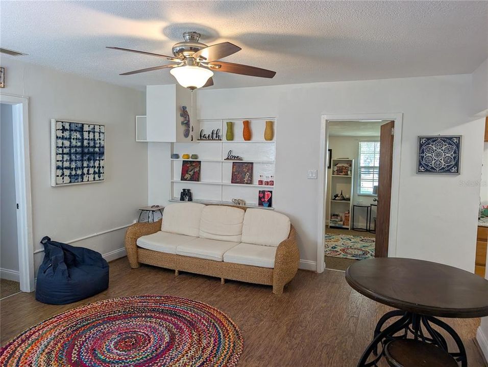 Active With Contract: $159,900 (2 beds, 1 baths, 815 Square Feet)