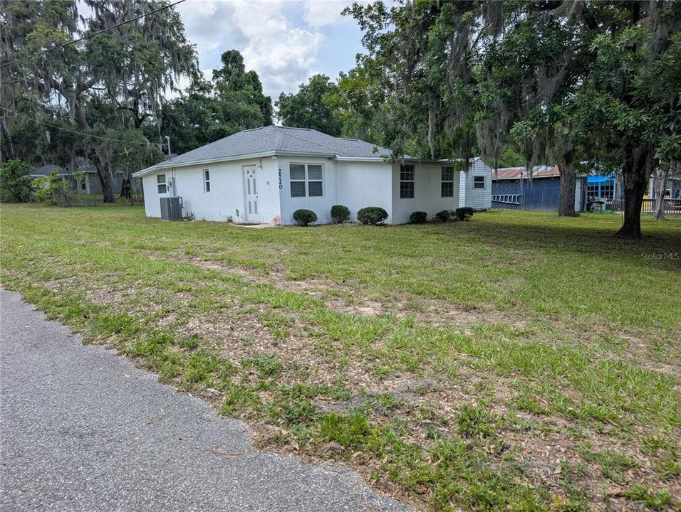 Active With Contract: $159,900 (2 beds, 1 baths, 815 Square Feet)