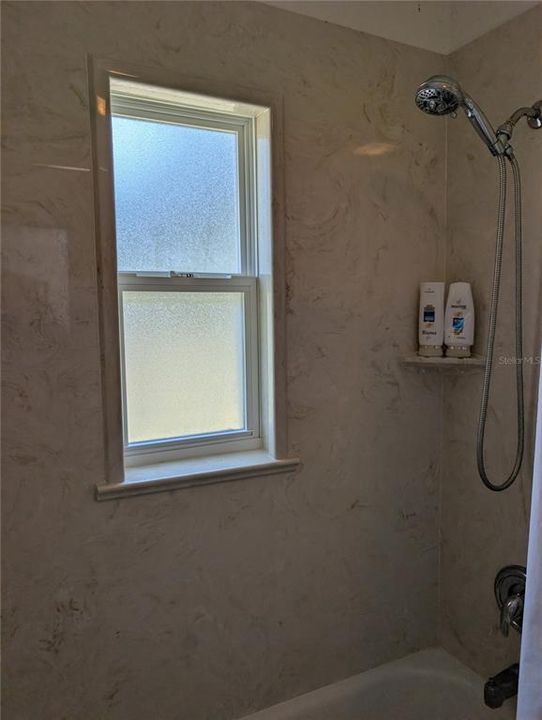 Active With Contract: $159,900 (2 beds, 1 baths, 815 Square Feet)