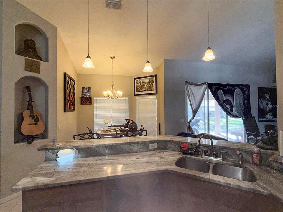 En Venta: $350,000 (4 camas, 2 baños, 2080 Pies cuadrados)