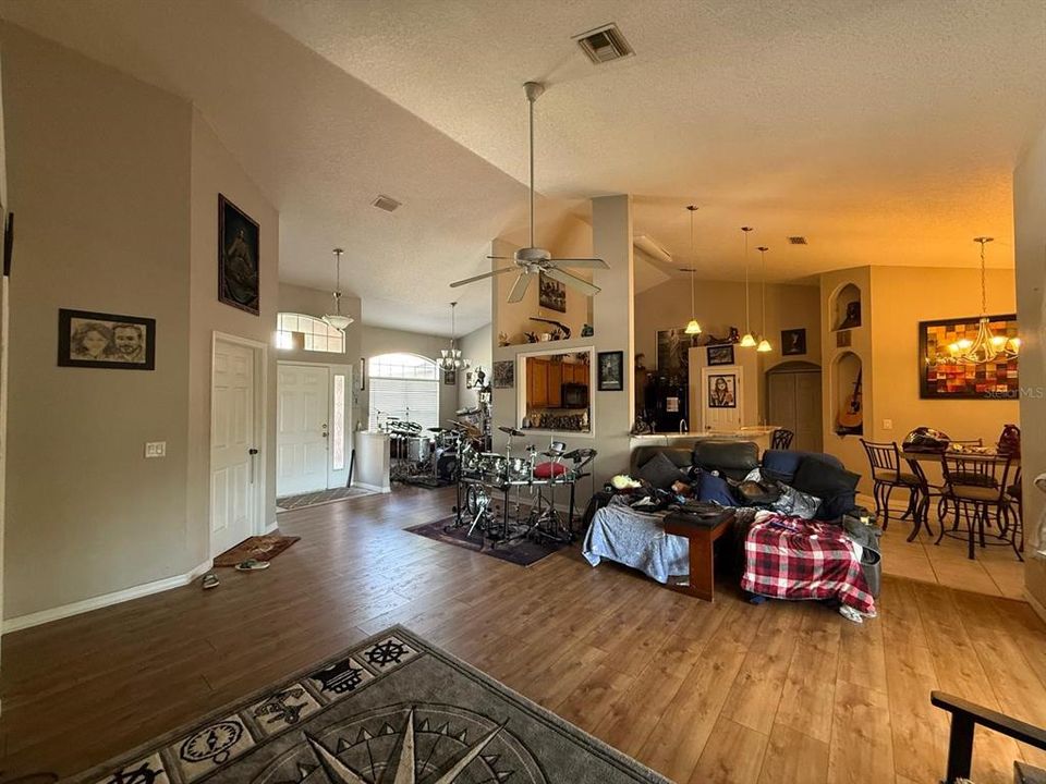 En Venta: $350,000 (4 camas, 2 baños, 2080 Pies cuadrados)