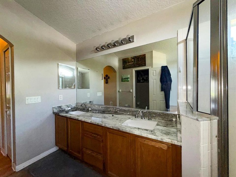 En Venta: $350,000 (4 camas, 2 baños, 2080 Pies cuadrados)