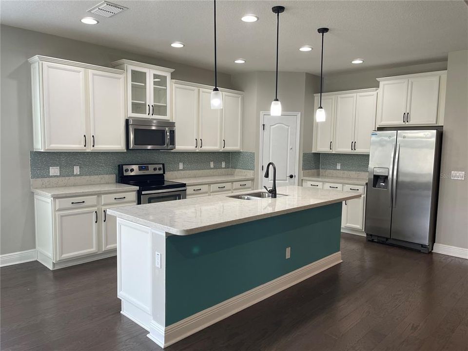 For Rent: $3,100 (6 beds, 4 baths, 3545 Square Feet)