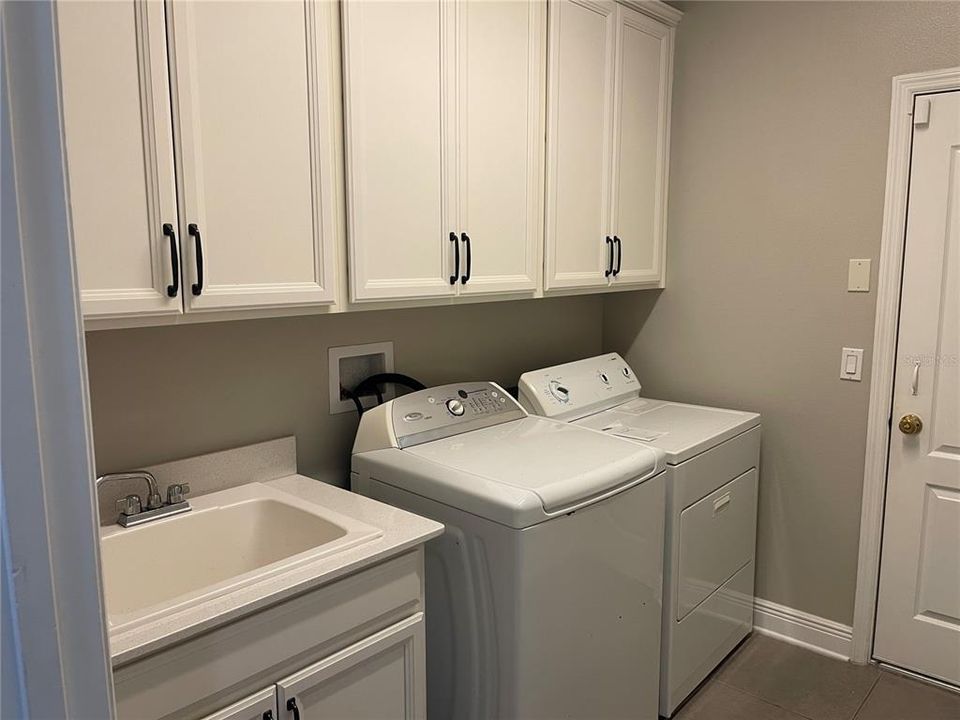 For Rent: $3,100 (6 beds, 4 baths, 3545 Square Feet)