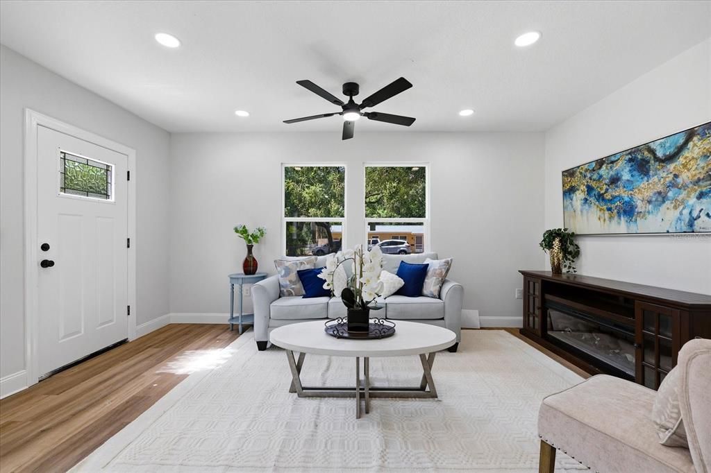 For Sale: $349,000 (3 beds, 2 baths, 1100 Square Feet)
