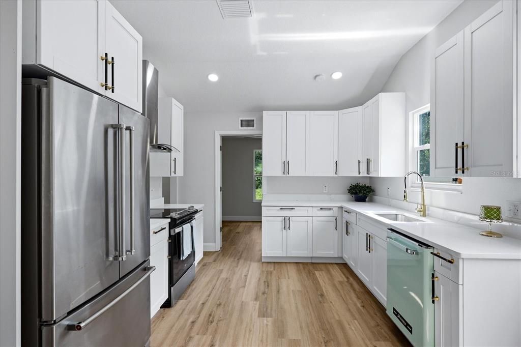 For Sale: $349,000 (3 beds, 2 baths, 1100 Square Feet)