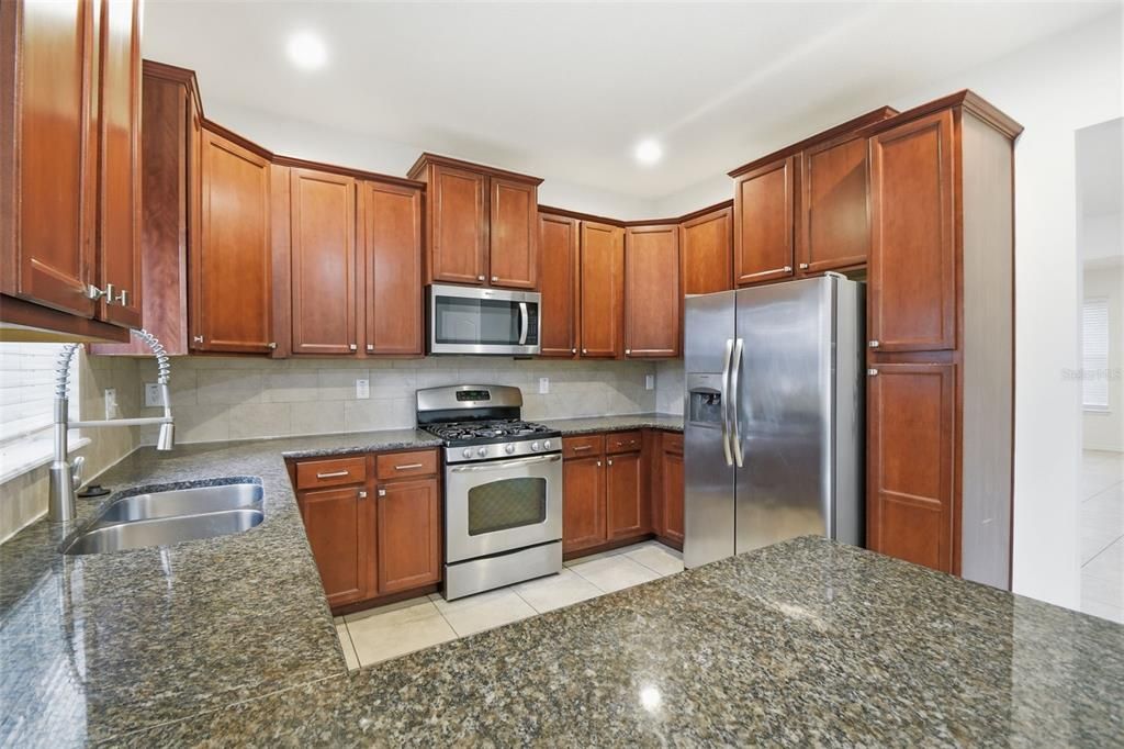 На продажу: $539,900 (4 спален, 2 ванн, 2805 Квадратных фут)