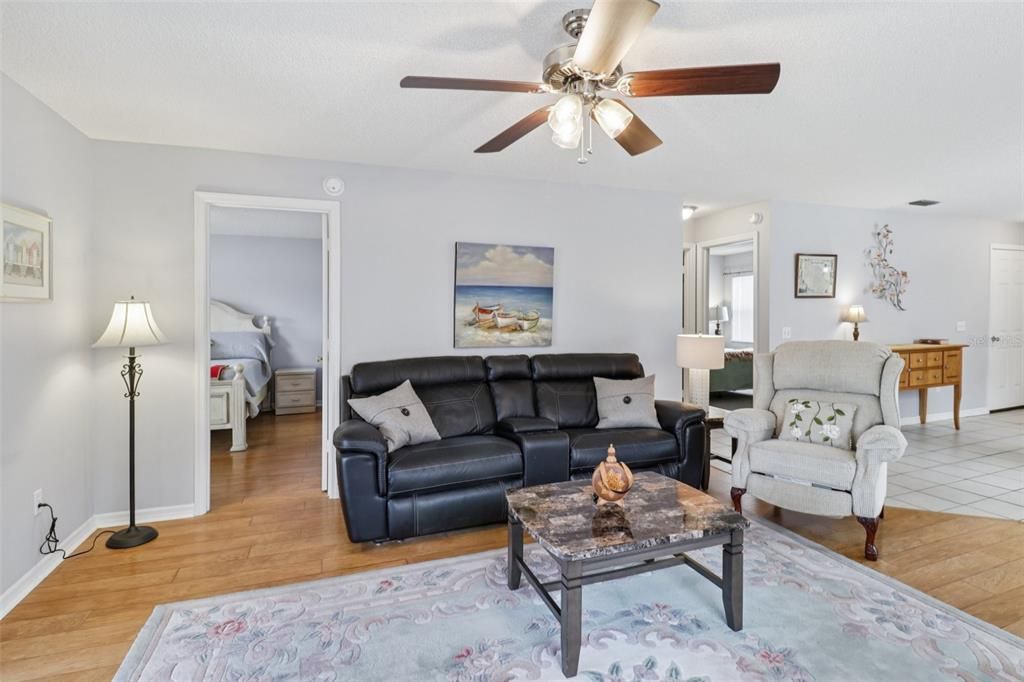 For Sale: $330,000 (2 beds, 2 baths, 1156 Square Feet)