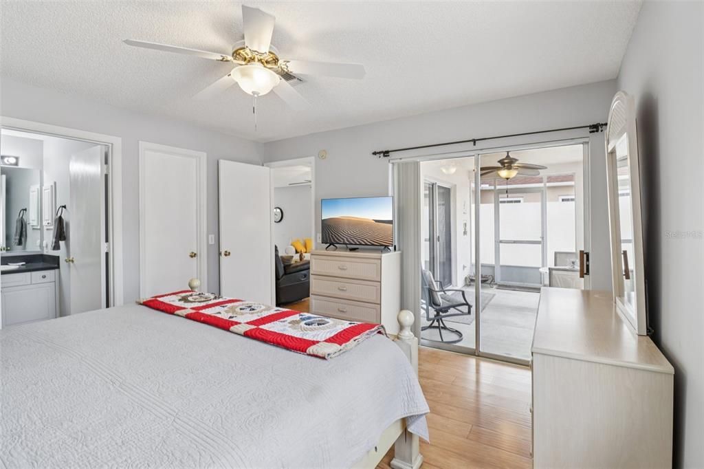 For Sale: $330,000 (2 beds, 2 baths, 1156 Square Feet)