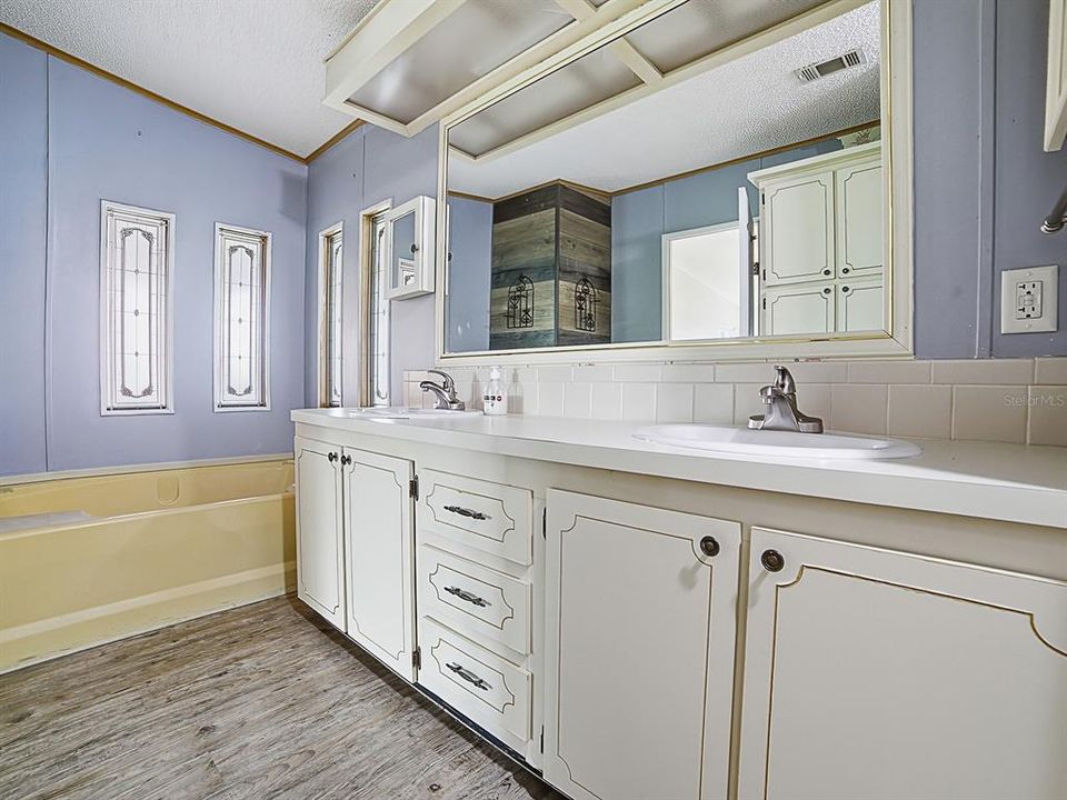 For Sale: $179,000 (2 beds, 2 baths, 1376 Square Feet)