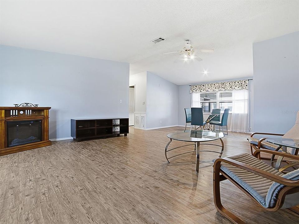 For Sale: $179,000 (2 beds, 2 baths, 1376 Square Feet)