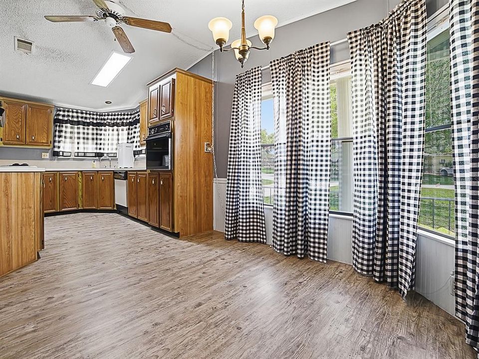 For Sale: $179,000 (2 beds, 2 baths, 1376 Square Feet)