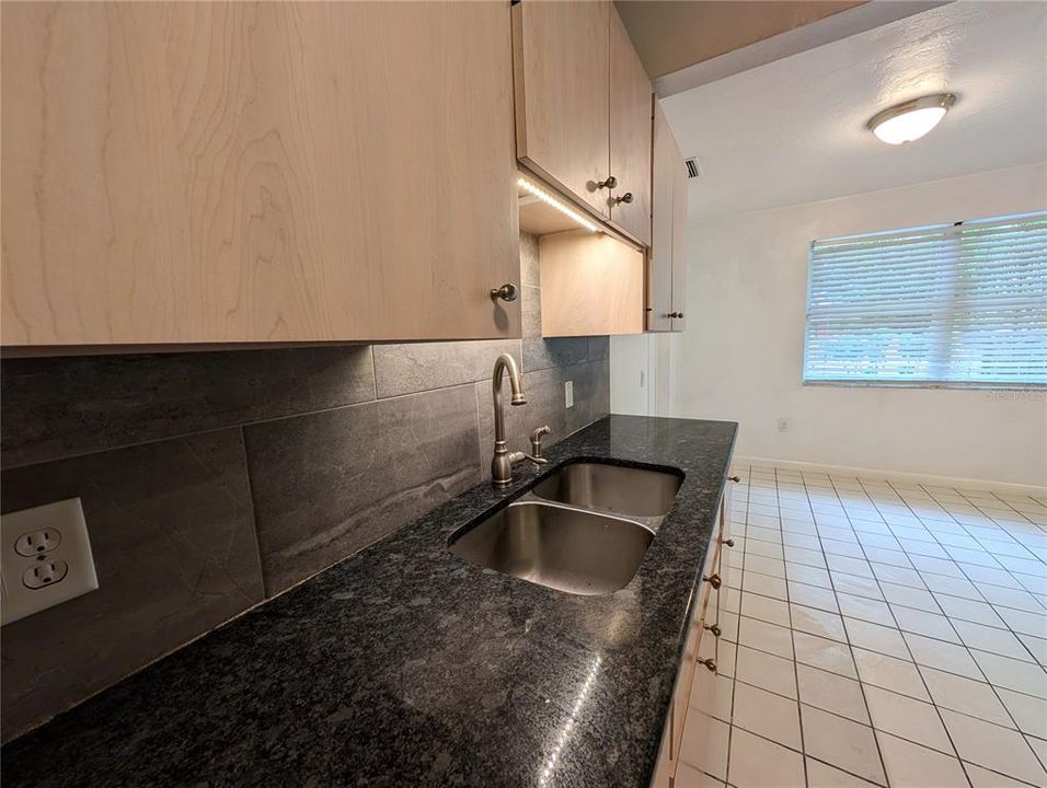 На продажу: $282,500 (3 спален, 1 ванн, 952 Квадратных фут)