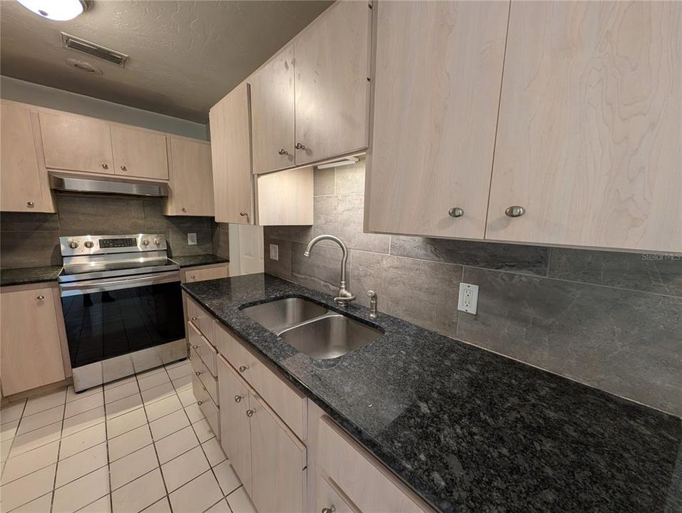 На продажу: $282,500 (3 спален, 1 ванн, 952 Квадратных фут)