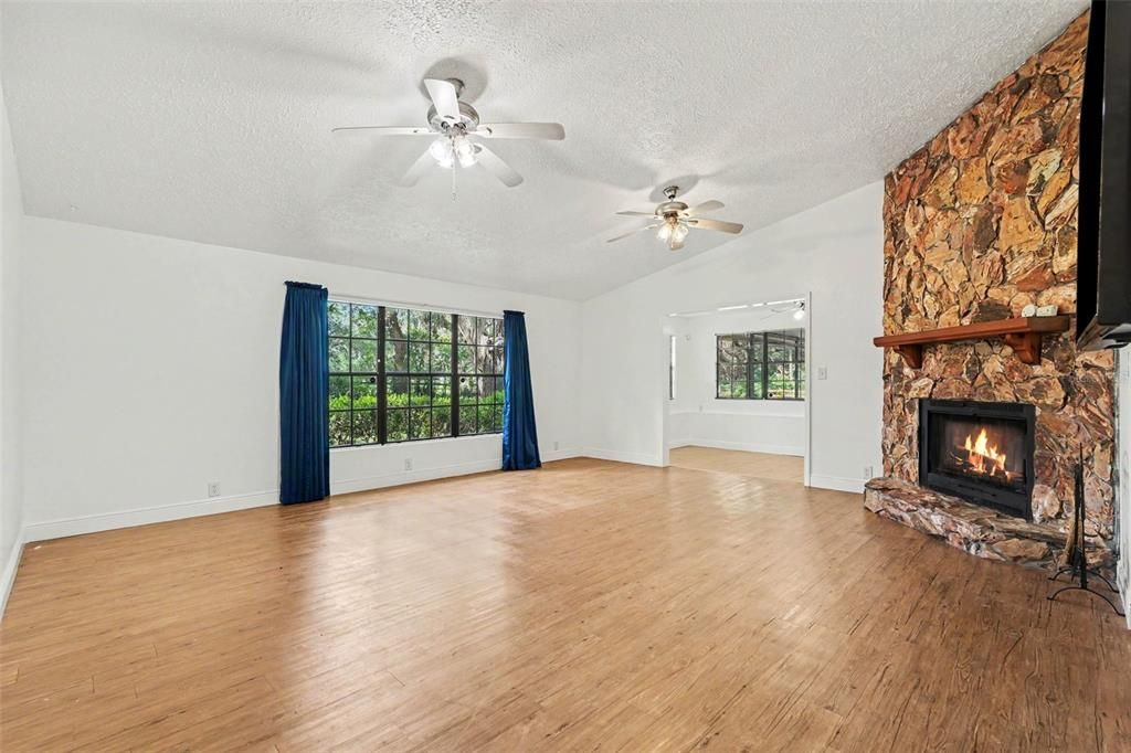 For Sale: $445,000 (3 beds, 2 baths, 1748 Square Feet)
