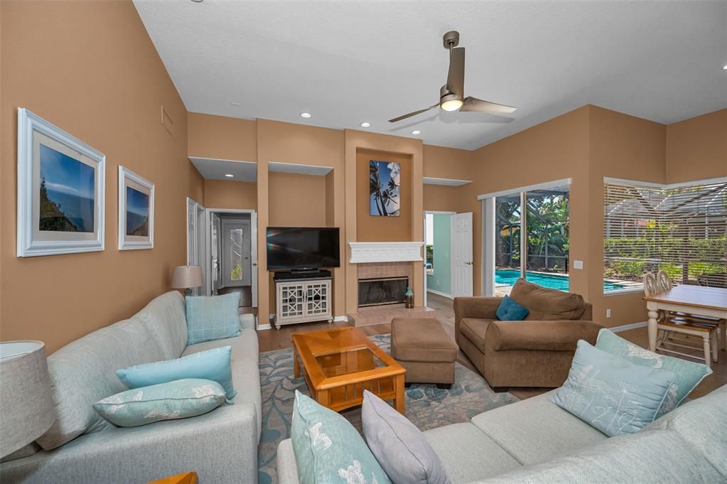 En Venta: $859,900 (4 camas, 3 baños, 2745 Pies cuadrados)