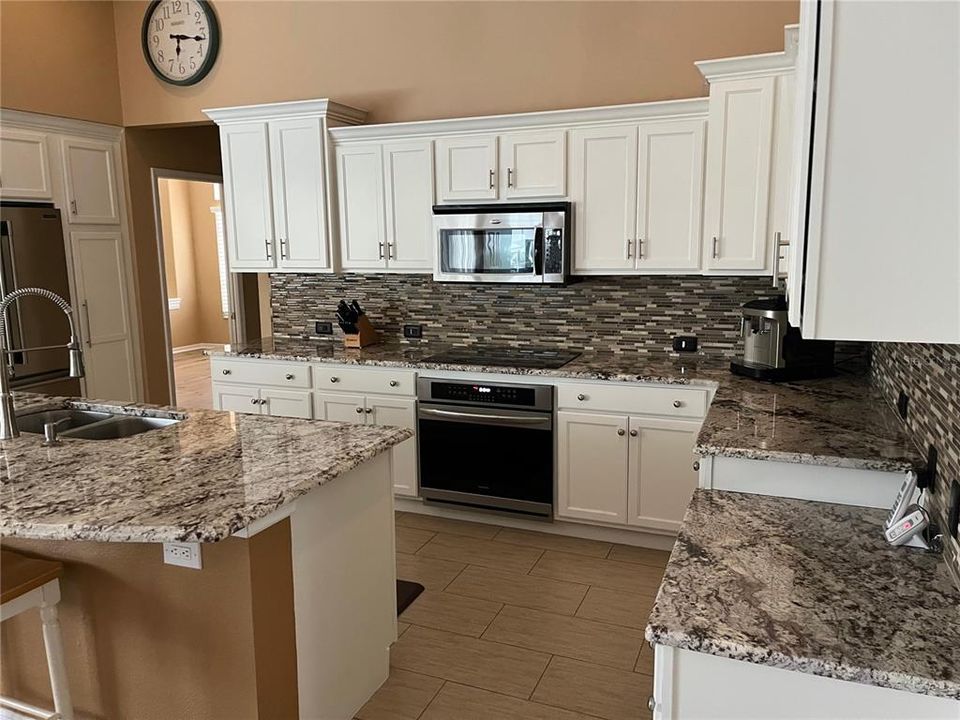 En Venta: $859,900 (4 camas, 3 baños, 2745 Pies cuadrados)
