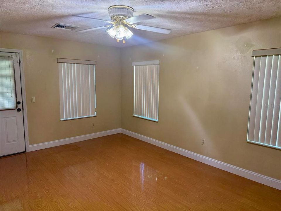 For Sale: $239,000 (3 beds, 2 baths, 1401 Square Feet)