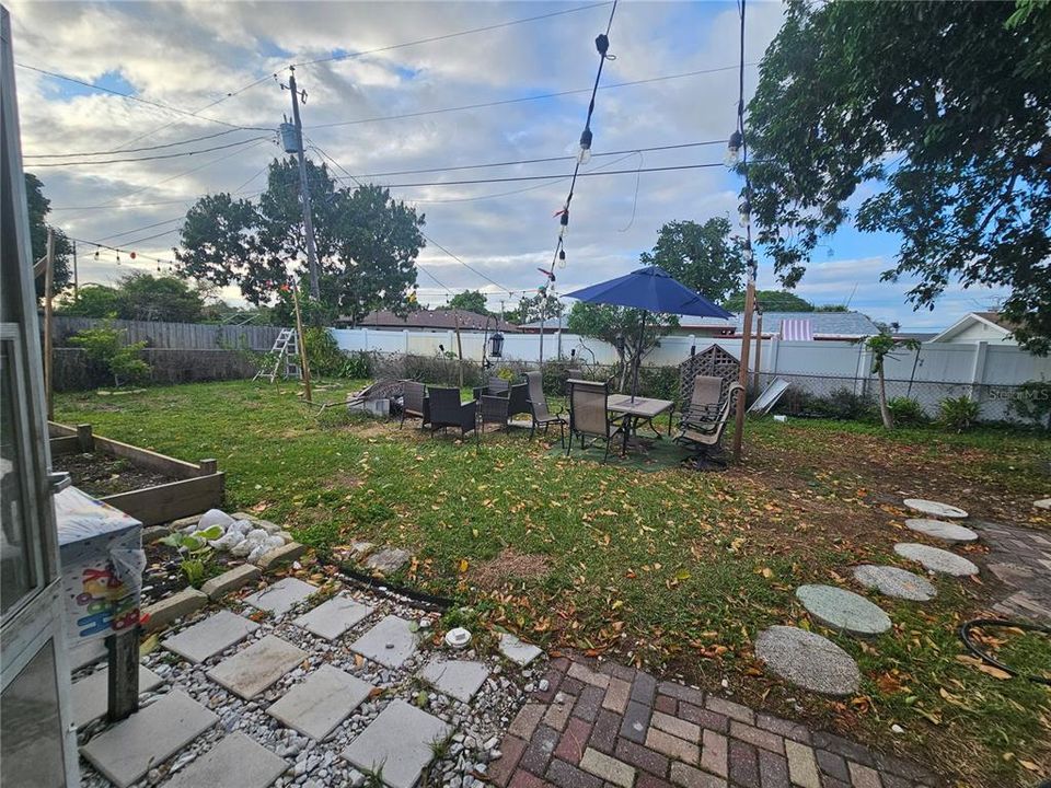 For Sale: $375,000 (3 beds, 2 baths, 1417 Square Feet)